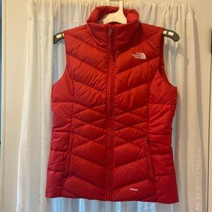 New without tags red North face 550 women’s vest size small
